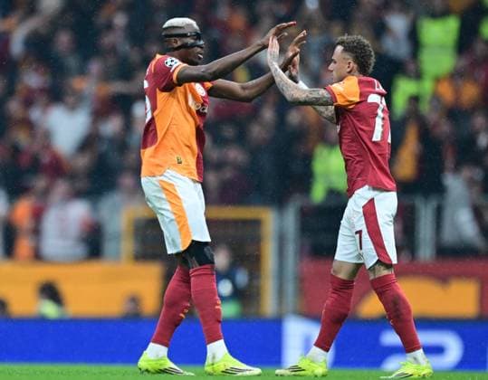 Galatasaray v Juventus - UEFA Champions League ISTANBUL, TURKIYE - FEBRUARY 17: Galatasaray player Noa Lang (77) celebrates with teammate Victor Osimhen (L) after scoring during the UEFA Champions League Round of 16 play-off first leg match between Galatasaray and Juventus at RAMS Park in Istanbul, Turkiye, on February 17, 2026. Abdulhamid Hosbas Anadolu Istanbul Turkey. Editorial use only. Please get in touch for any other usage.  Copyright: x2026xAnadoluxAbdulhamidxHosbasx