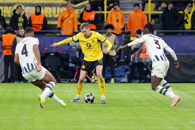 17 02 2026, xgrfx, Football UEFA Champions League, Borussia Dortmund Atalanta Bergamo v l Isak Hien Atalanta Bergamo , Maximilian Beier Borussia Dortmund , Odilon Kossounou Atalanta Bergamo DFL DFB REGULATIONS PROHIBIT ANY USE OF PHOTOGRAPHS as IMAGE SEQUENCES and or QUASI VIDEO Dortmund