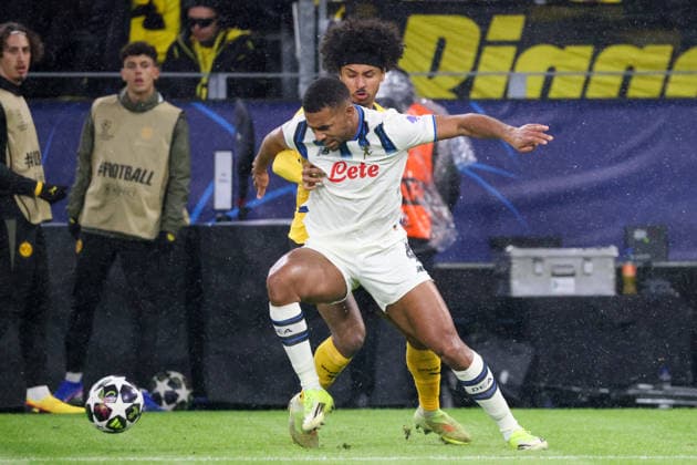Dortmund, Germany February 17, 2026 UEFA Champions League 2025 2026 Borussia Dortmund vs Atalanta Bergamo In the picture from left in the duel Isak Hien Atalanta Bergamo and Karim Adeyemi BVB Copyright: HMBxMedia MadeleinexFantini