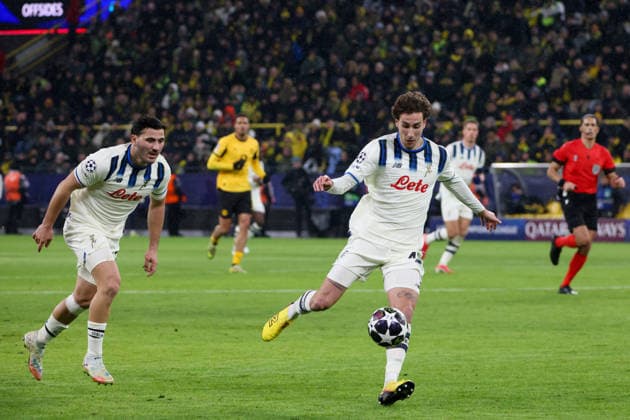 Dortmund, Germany 17 February 2026 UEFA Champions League 2025 2026 Borussia Dortmund vs Atalanta Bergamo In the picture from left to right Ederson Dos Santos Atalanta Bergamo and Lorenzo Bernasconi Atalanta Bergamo Copyright: HMBxMedia MadeleinexFantini