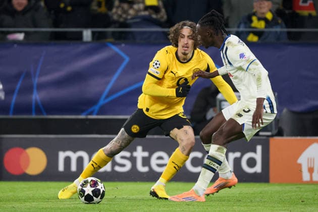 Dortmund, Germany February 17, 2026 UEFA Champions League 2025 2026 Borussia Dortmund vs Atalanta Bergamo Pictured from left Fabio Silva BVB and Odilon Kossounou Atalanta Bergamo Copyright: HMBxMedia MadeleinexFantini