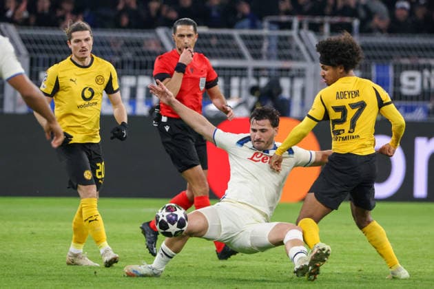 Dortmund, Germany February 17, 2026 UEFA Champions League 2025 2026 Borussia Dortmund vs Atalanta Bergamo In the picture from left in the duel Ederson Dos Santos Atalanta Bergamo and Karim Adeyemi BVB Copyright: HMBxMedia MadeleinexFantini