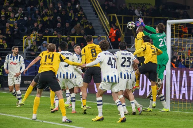 Dortmund, Germany February 17, 2026 UEFA Champions League 2025 2026 Borussia Dortmund vs Atalanta Bergamo In the picture goalkeeper Marco Carnesecchi Atalanta Bergamo , right in the picture, holds the ball and prevents a Bergamo goal Copyright: HMBxMedia MadeleinexFantini