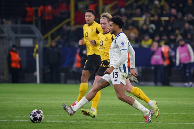 Dortmund, Germany 17 February 2026 UEFA Champions League 2025 2026 Borussia Dortmund vs Atalanta Bergamo In the picture from left in the duel Julian Brandt BVB and Ederson Dos Santos Atalanta Bergamo Copyright: HMBxMedia MadeleinexFantini