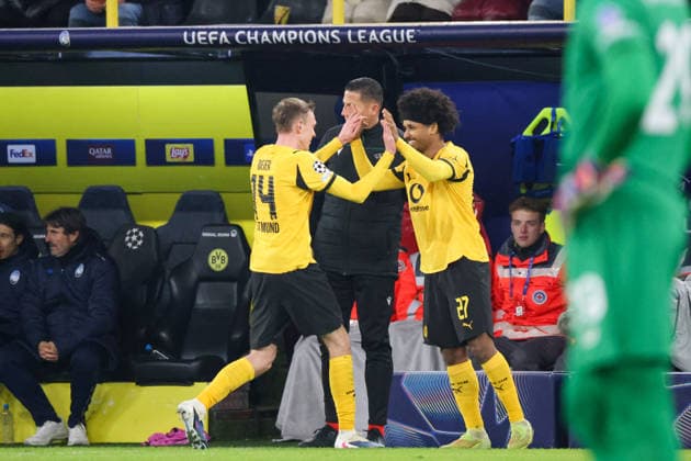 Dortmund, Germany 17 February 2026 UEFA Champions League 2025 2026 Borussia Dortmund vs Atalanta Bergamo In the picture from left Maximilian Beier BVB claps with Karim Adeyemi BVB during his substitution Copyright: HMBxMedia MadeleinexFantini