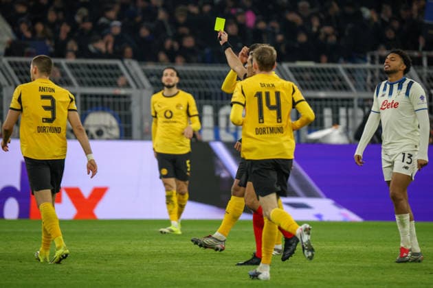 Dortmund, Germany 17 February 2026 UEFA Champions League 2025 2026 Borussia Dortmund vs Atalanta Bergamo In the picture from left Waldemar Anton BVB sees the yellow card Copyright: HMBxMedia MadeleinexFantini