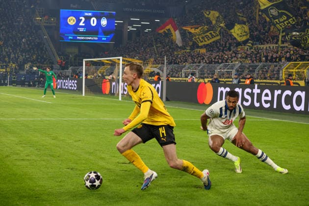 Dortmund, Germany 17 February 2026 UEFA Champions League 2025 2026 Borussia Dortmund vs Atalanta Bergamo In the picture from left Maximilian Beier BVB clears the ball in a duel with Isak Hien Atalanta Bergamo Copyright: HMBxMedia MadeleinexFantini