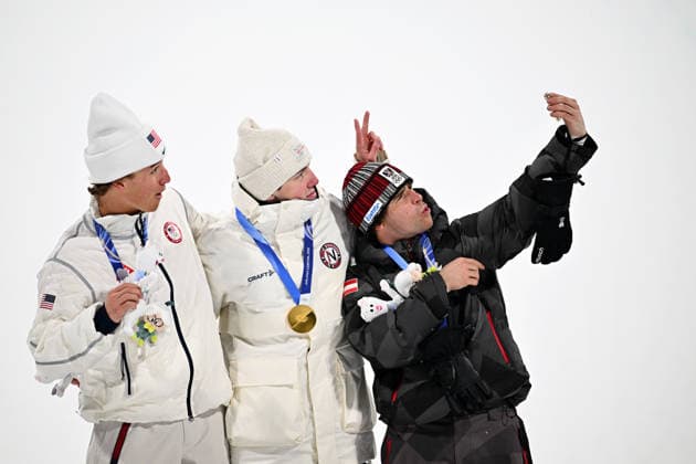 (260218) -- LIVIGNO, Feb. 18, 2026 -- Gold medalist Tormod Frostad (C) of Norway, silver medalist Mac Forehand (L) of the United States and bronze medalist Matej Svancer of Austria take a selfie on the podium during the victory ceremony for Freestyle Skiing Men s Freeski Big Air at the Milan-Cortina 2026 Olympic Winter games, Winterspiele,Spiele, Summer games in Livigno, Italy, Feb. 17, 2026. ) (MICO2026)ITALY-LIVIGNO-OLYMPIC WINTER GAMES-FREESTYLE SKIING-MEN S FREESKI BIG AIR-FINAL ZhangxHongxiang 