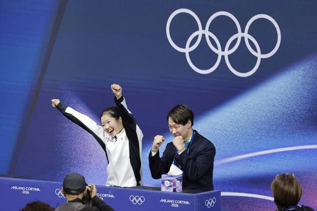 Milan Cortina Olympics: Figure skating, Eiskunstlauf Ami Nakai (L) of Japan, alongside her coach Kensuke Nakaniwa, reacts to her score in the women s figure skating short program at the Milan Cortina Olympics at Milano Ice Skating Arena in Milan on Feb. 17, 2026.  A14AA0005298519P