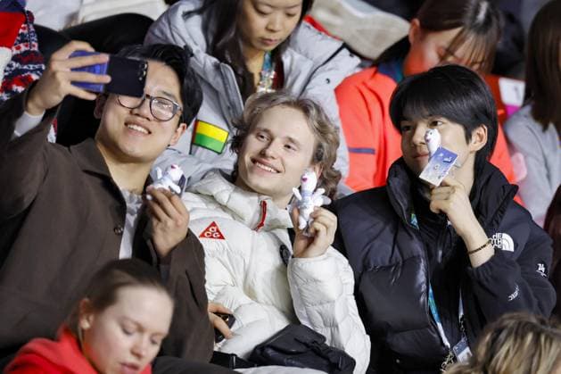 Milan Cortina Olympics: Figure skating, Eiskunstlauf Figure skaters Ilia Malinin (C) of the United States and Cha Jun Hwan (R) of South Korea take a selfie while watching the women s figure skating short program at the Milan Cortina Olympics at Milano Ice Skating Arena in Milan on Feb. 17, 2026.  A14AA0005298670P