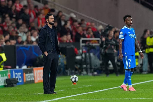 UEFA CHAMPIONS LEAGUE: BENFICA x REAL MADRID Alvaro Arbeloa, Real Madrid CF Coach, (L) and Vinicius Junior of Real Madrid CF (R) in action during UEFA Champions League 2025 26 KO play-offs 1st leg between SL Benfica and Real Madrid CF at Estadio da Luz in Lisbon, Portugal. 17 02 2026 Lisbon Estadio da Luz Lisbon Portugal Copyright: xBrunoxdexCarvalhox
