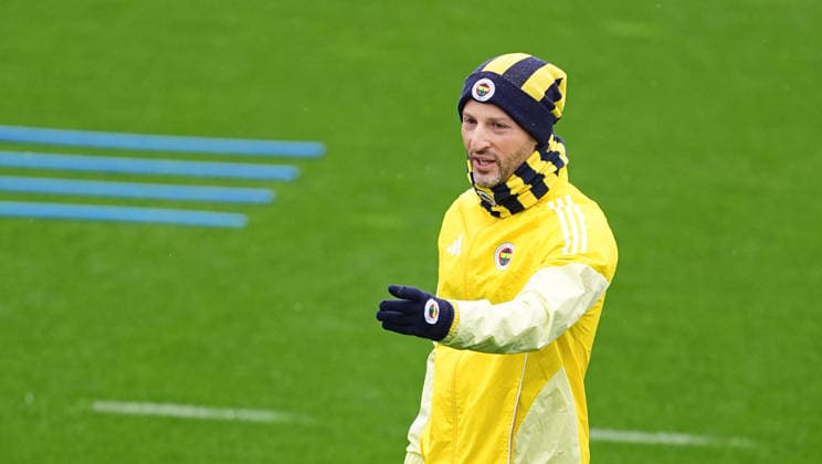 Ahead of the Fenerbahce v Nottingham Forest - UEFA Europa League ISTANBUL, TURKIYE - FEBRUARY 18: Fenerbahce head coach Domenico Tedesco leads the training session ahead of the UEFA Europa League round of 16 play-off first leg match between Fenerbahce v Nottingham Forest at Can Bartu Facilities in Istanbul, Turkiye on February 18, 2026. Adem Kutucu Anadolu Istanbul Turkey. Editorial use only. Please get in touch for any other usage.  Copyright: x2026xAnadoluxAdemxKutucux