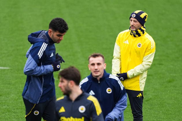Ahead of the Fenerbahce v Nottingham Forest - UEFA Europa League ISTANBUL, TURKIYE - FEBRUARY 18: Fenerbahce head coach Domenico Tedesco (R) leads the training session ahead of the UEFA Europa League round of 16 play-off first leg match between Fenerbahce v Nottingham Forest at Can Bartu Facilities in Istanbul, Turkiye on February 18, 2026. Adem Kutucu Anadolu Istanbul Turkey. Editorial use only. Please get in touch for any other usage.  Copyright: x2026xAnadoluxAdemxKutucux