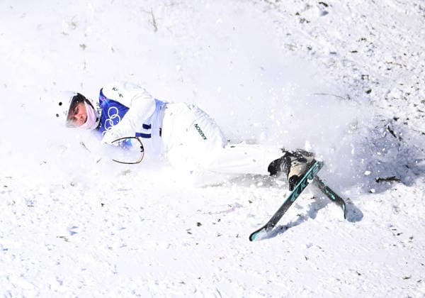2026 WINTER Olympic Games, Olympische Spiele, Olympia, OS Airleigh Frigo of Australia crashes during her second run of the Women™s Aerials qualifiers at Livigno Snow Park on day 11 of the 2026 Milano Cortina Winter Olympic Games in Italy, Wednesday, February 18, 2026. ( NO ARCHIVING, EDITORIAL USE ONLY LIVIGNO SONDRIO ITALY  Copyright: xDANxHIMBRECHTSx 20260218185747377427