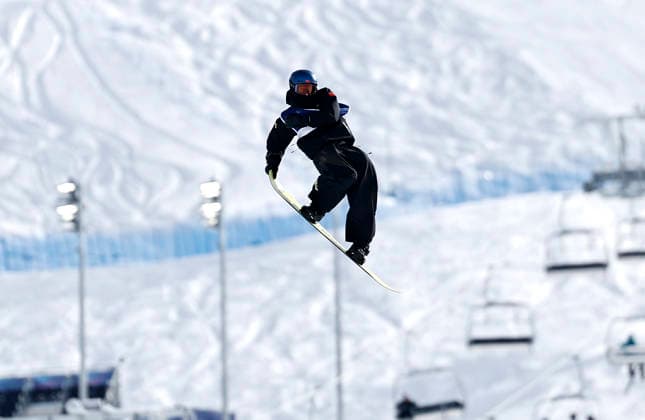 (260218) -- LIVIGNO, Feb. 18, 2026 -- Su Yiming of China competes during the snowboard men s snowboard slopestyle final at the Milan-Cortina 2026 Olympic Winter games, Winterspiele,Spiele, Summer games in Livigno, Italy, Feb. 18, 2026. ) (MICO2026)ITALY-LIVIGNO-OLYMPIC WINTER GAMES-SNOWBOARD-MEN S SLOPESTYLE-FINAL WangxPeng 