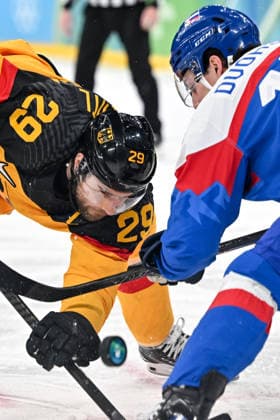 18 02 2026, Milano, Santa Giulia Ice hockey, Eishockey Arena, Winter Olympics: Slovakia - Germany (Ice Hockey), Leon Draisaitl of Germany against Dalibor Dvorsky of Slovakia Milano Santa Giulia Ice Hockey Arena Lombardy Italy *** 18 02 2026, Milano, Santa Giulia Ice Hockey Arena, Winter Olympics Slovakia Germany Ice Hockey , Leon Draisaitl of Germany against Dalibor Dvorsky of Slovakia Milano Santa Giulia Ice Hockey Arena Lombardy Italy Copyright: xJustPictures.ch AndreaxBrancax jp-en-AnBr-AB-AAB_368118022026