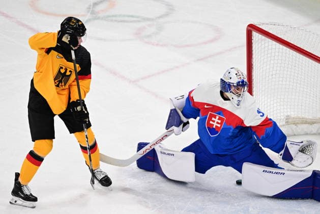 XXV Winter Olympic Games, Olympische Spiele, Olympia, OS in Milan, Italy, on February 18, 2026. Men s Ice hockey, Eishockey preliminary round playoffs, Slovakia - Germany. Josh Samanski of Germany, left, and goalkeeper Samuel Hlavaj of Slovakia. (CTKxPhoto MichalxKamaryt) CTKPhotoP2026021804175  CTKPhotoP2026021804175