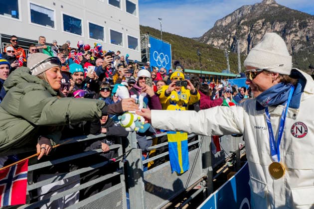 Winter Olympics in Milan Cortina 2026 Val di Fiemme, Italy 20260218. Johannes Hosflot Klaebo from Norway greets his girlfriend Pernille Dosvik after the cross-country team sprint on Lago di Tesero during the Winter Olympics in Milano Cortina 2026. Photo: Lise Aserud NTB Val di Fiemme Italy EDITORIAL USE ONLY. RESTRICTED USE FOR BETTING COMPANIES Ref:_SPOc2kMN2ZfkFQ.jpg *** Winter Olympics in Milan Cortina 2026 Val di Fiemme, Italy 20260218 Johannes Hosflot Klaebo from Norway greets his girlfriend Pernille Dosvik after the cross country team sprint on Lago di Tesero during the Winter Olympics in Milano Cortina 2026 Photo Lise Aserud NTB Val di Fiemme Italy EDITORIAL USE ONLY RESTRICTED USE FOR BETTING COMPANIES  Copyright: xLisexAserudx xNTBx