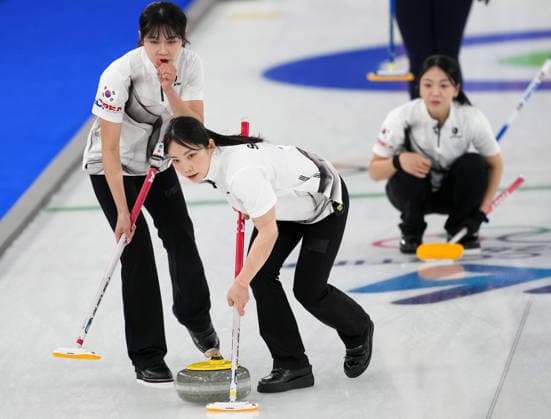 (260218) -- CORTINA D AMPEZZO, Feb. 18, 2026 -- Kim Suji (C) of South Korea competes during the curling women s round robin session 10 match between Sweden and South Korea at the 2026 Milan-Cortina Winter Olympics in Cortina, Italy, Feb. 18, 2026. ) (MICO2026)ITALY-CORTINA D AMPEZZO-OLYMPIC Winter games, Winterspiele,Spiele, Summer games CURLING-WOMEN-ROUND ROBIN-SWE VS KOR LixGang 