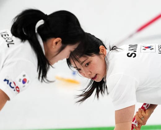 (260218) -- CORTINA D AMPEZZO, Feb. 18, 2026 -- Kim Suji (R) of South Korea competes during the curling women s round robin session 10 match between Sweden and South Korea at the 2026 Milan-Cortina Winter Olympics in Cortina, Italy, Feb. 18, 2026. ) (MICO2026)ITALY-CORTINA D AMPEZZO-OLYMPIC Winter games, Winterspiele,Spiele, Summer games CURLING-WOMEN-ROUND ROBIN-SWE VS KOR LixGang 