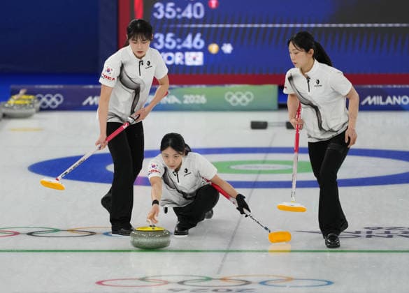(260218) -- CORTINA D AMPEZZO, Feb. 18, 2026 -- Kim Minji (C) of South Korea competes during the curling women s round robin session 10 match between Sweden and South Korea at the 2026 Milan-Cortina Winter Olympics in Cortina, Italy, Feb. 18, 2026. ) (MICO2026)ITALY-CORTINA D AMPEZZO-OLYMPIC Winter games, Winterspiele,Spiele, Summer games CURLING-WOMEN-ROUND ROBIN-SWE VS KOR LixGang 