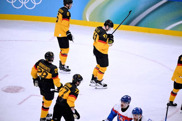 MUELLER Jonas mit DRAISAITL Leon Team GER Eishockey Viertelfinale Spiel SVK - Deutschland Olympics - Olympische Winterspiele 2026 Mailand - Cortina 06 - 22 Februar 2026 in Italien am 18.02.2026 in Mailand *** MUELLER Jonas with DRAISAITL Leon Team GER Ice Hockey Quarterfinals Match SVK Germany Olympics Olympic Winter Games 2026 Milan Cortina 06 February 22, 2026 in Italy on February 18, 2026 in Milan Copyright: xx