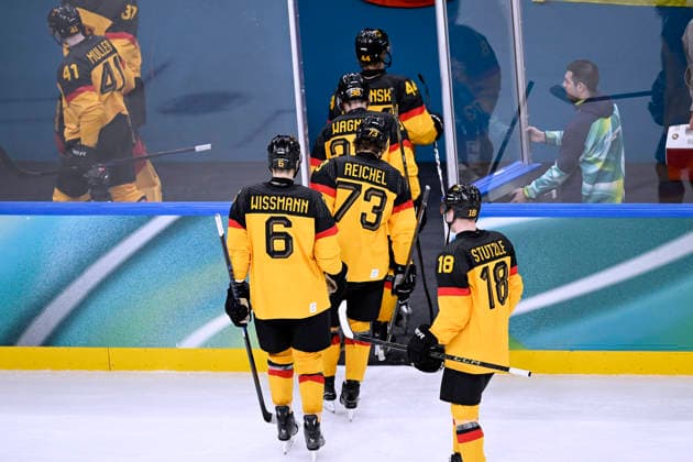 STUETZLE Tim mit REICHEL Lukas Team GER Eishockey Viertelfinale Spiel SVK - Deutschland Olympics - Olympische Winterspiele 2026 Mailand - Cortina 06 - 22 Februar 2026 in Italien am 18.02.2026 in Mailand *** STUETZLE Tim with REICHEL Lukas Team GER Ice Hockey Quarterfinals Match SVK Germany Olympics Olympic Winter Games 2026 Milan Cortina 06 February 22, 2026 in Italy on February 18, 2026 in Milan Copyright: xx