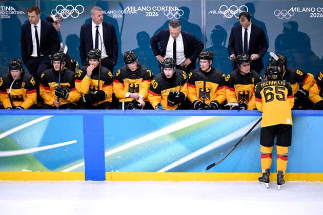 KREIS Harold Trainer Team GER mit der Mannschaft nach 0 : 1 Eishockey Viertelfinale Spiel SVK - Deutschland Olympics - Olympische Winterspiele 2026 Mailand - Cortina 06 - 22 Februar 2026 in Italien am 18.02.2026 in Mailand *** CIRCLE Harold coach team GER with the team after 0 1 ice hockey quarterfinal match SVK Germany Olympics Olympic Winter Games 2026 Milan Cortina 06 February 22 2026 in Italy on 18 02 2026 in Milan Copyright: xx