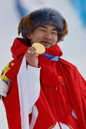 (260218) -- LIVIGNO, Feb. 18, 2026 -- Gold medalist Su Yiming of China poses during the awarding ceremony for the snowboard men s snowboard slopestyle at the Milan-Cortina 2026 Olympic Winter games, Winterspiele,Spiele, Summer games in Livigno, Italy, Feb. 18, 2026. ) (MICO2026)ITALY-LIVIGNO-OLYMPIC WINTER GAMES-SNOWBOARD-MEN S SLOPESTYLE-FINAL WangxPeng 