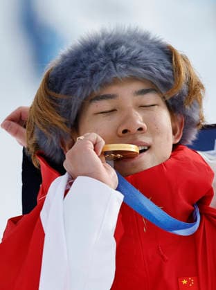 (260218) -- LIVIGNO, Feb. 18, 2026 -- Gold medalist Su Yiming of China bites his medal during the awarding ceremony for the snowboard men s snowboard slopestyle at the Milan-Cortina 2026 Olympic Winter games, Winterspiele,Spiele, Summer games in Livigno, Italy, Feb. 18, 2026. ) (MICO2026)ITALY-LIVIGNO-OLYMPIC WINTER GAMES-SNOWBOARD-MEN S SLOPESTYLE-FINAL WangxPeng 