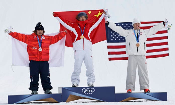 (260218) -- LIVIGNO, Feb. 18, 2026 -- Gold medalist Su Yiming (C) of China, silver medalist Hasegawa Taiga (L) of Japan and bronze medalist Jake Canter of the United states pose during the awarding ceremony for the snowboard men s snowboard slopestyle at the Milan-Cortina 2026 Olympic Winter games, Winterspiele,Spiele, Summer games in Livigno, Italy, Feb. 18, 2026. ) (MICO2026)ITALY-LIVIGNO-OLYMPIC WINTER GAMES-SNOWBOARD-MEN S SLOPESTYLE-FINAL WangxPeng 