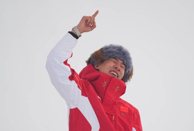 Yiming Su of celebrates winning gold during Men s snowboard Slopestyle final, Milano Cortina 2026 Winter Olympic game, at Livigno Snow Park on February 18, 2026 in Livigno, Italy. Thor Wegner DeFodi Images (Photo by DeFodi Images) - *** Yiming Su of celebrates winning gold during Men s snowboard Slopestyle final, Milano Cortina 2026 Winter Olympic game, at Livigno Snow Park on February 18, 2026 in Livigno, Italy Thor Wegner DeFodi Images Photo by DeFodi Images