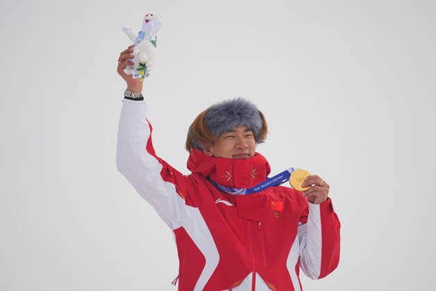 Yiming Su of celebrates winning gold during Men s snowboard Slopestyle final, Milano Cortina 2026 Winter Olympic game, at Livigno Snow Park on February 18, 2026 in Livigno, Italy. Thor Wegner DeFodi Images (Photo by DeFodi Images) - *** Yiming Su of celebrates winning gold during Men s snowboard Slopestyle final, Milano Cortina 2026 Winter Olympic game, at Livigno Snow Park on February 18, 2026 in Livigno, Italy Thor Wegner DeFodi Images Photo by DeFodi Images