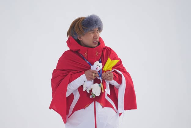 Yiming Su of celebrates winning gold during Men s snowboard Slopestyle final, Milano Cortina 2026 Winter Olympic game, at Livigno Snow Park on February 18, 2026 in Livigno, Italy. Thor Wegner DeFodi Images (Photo by DeFodi Images) - *** Yiming Su of celebrates winning gold during Men s snowboard Slopestyle final, Milano Cortina 2026 Winter Olympic game, at Livigno Snow Park on February 18, 2026 in Livigno, Italy Thor Wegner DeFodi Images Photo by DeFodi Images