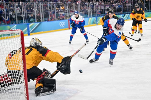 18 02 2026, Milano, Santa Giulia Ice hockey, Eishockey Arena, Winter Olympics: Slovakia - Germany (Ice Hockey), Oliver Okuliar of Slovakia scores a goal against goalkeeper Philipp Grubauer of Germany Milano Santa Giulia Ice Hockey Arena Lombardy Italy *** 18 02 2026, Milano, Santa Giulia Ice Hockey Arena, Winter Olympics Slovakia Germany Ice Hockey , Oliver Okuliar of Slovakia scores a goal against goalkeeper Philipp Grubauer of Germany Milano Santa Giulia Ice Hockey Arena Lombardy Italy Copyright: xJustPictures.ch AndreaxBrancax jp-en-AnBr-AB-AAB_439818022026