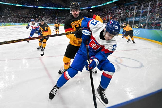 18 02 2026, Milano, Santa Giulia Ice hockey, Eishockey Arena, Winter Olympics: Slovakia - Germany (Ice Hockey), Adam Liska of Slovakia against Leon Gawanke of Germany Milano Santa Giulia Ice Hockey Arena Lombardy Italy *** 18 02 2026, Milano, Santa Giulia Ice Hockey Arena, Winter Olympics Slovakia Germany Ice Hockey , Adam Liska of Slovakia against Leon Gawanke of Germany Milano Santa Giulia Ice Hockey Arena Lombardy Italy Copyright: xJustPictures.ch AndreaxBrancax jp-en-AnBr-AB-DSC_938018022026