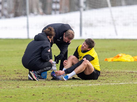 Soccer, Men, Season 2025 26, 2 Bundesliga, Hertha BSC, Training, Dawid Kownacki Hertha BSC is treated, 18 02 2026, Copyright: xSebastianxRäppold MatthiasxKochx