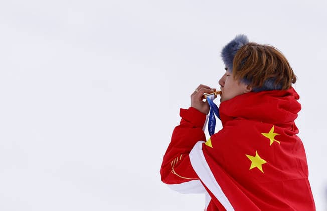 (260218) -- LIVIGNO, Feb. 18, 2026 -- Gold medalist Su Yiming of China kisses his medal during the awarding ceremony for the snowboard men s snowboard slopestyle at the Milan-Cortina 2026 Olympic Winter games, Winterspiele,Spiele, Summer games in Livigno, Italy, Feb. 18, 2026. ) (MICO2026)ITALY-LIVIGNO-OLYMPIC WINTER GAMES-SNOWBOARD-MEN S SLOPESTYLE-FINAL WangxPeng 