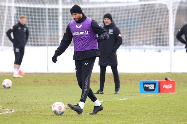 DEU, DFL, 2 FBL Hertha BSC, Training, 18 02 2026, Sportforum, Berlin, DEU, DFL, 2 FBL Hertha BSC, Training, im Bild John Anthony Brooks Hertha BSC Berlin 25 , Cheftrainer Stefan Leitl Hertha BSC Berlin DFL regulations prohibit any use of Photographs as image sequences and or quasi video nordphotoxGmbHx xEngler nph00076