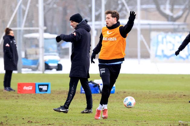 DEU, DFL, 2 FBL Hertha BSC, Training, 18 02 2026, Sportforum, Berlin, DEU, DFL, 2 FBL Hertha BSC, Training, im Bild Cheftrainer Stefan Leitl Hertha BSC Berlin , Leon Jensen Hertha BSC Berlin 5 DFL regulations prohibit any use of Photographs as image sequences and or quasi video nordphotoxGmbHx xEngler nph00076