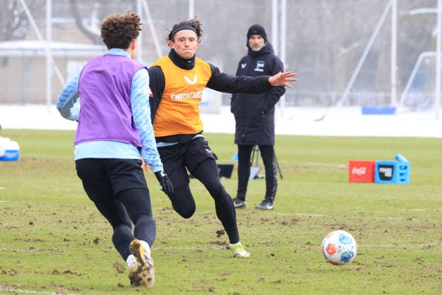DEU, DFL, 2 FBL Hertha BSC, Training, 18 02 2026, Sportforum, Berlin, DEU, DFL, 2 FBL Hertha BSC, Training, im Bild Fabian Reese Hertha BSC Berlin 11 , Head coach Stefan Leitl Hertha BSC Berlin DFL regulations prohibit any use of Photographs as image sequences and or quasi video nordphotoxGmbHx xEngler nph00076