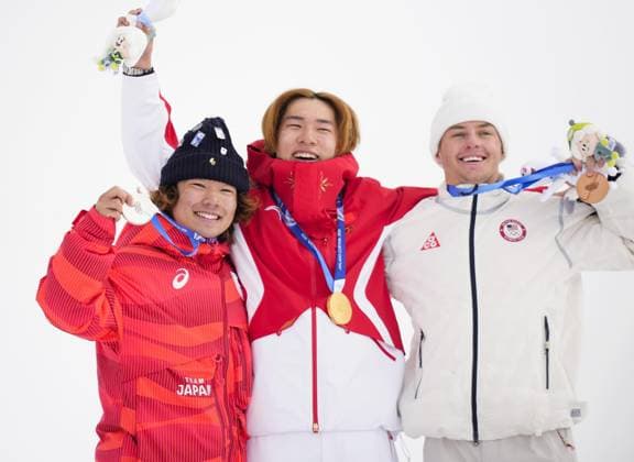 Milan Cortina Olympics: Snowboard China s Su Yiming (C) poses after winning the men s snowboard slopestyle gold at the Milan Cortina Olympics on Feb. 18, 2026, at Livigno Snow Park in Livigno, Italy, alongside silver medalist Taiga Hasegawa (L) of Japan and bronze medalist Jake Canter of the United States.  A14AA0005300310P