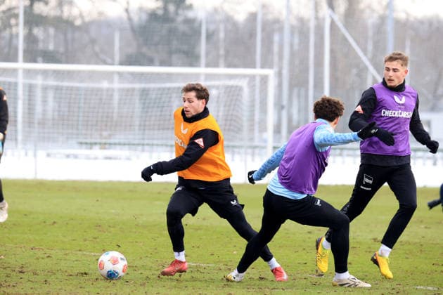 DEU, DFL, 2 FBL Hertha BSC, Training, 18 02 2026, Sportforum, Berlin, DEU, DFL, 2 FBL Hertha BSC, Training, im Bild Leon Jensen Hertha BSC Berlin 5 , Marten Winkler Hertha BSC Berlin 22 DFL regulations prohibit any use of Photographs as image sequences and or quasi video nordphotoxGmbHx xEngler nph00076