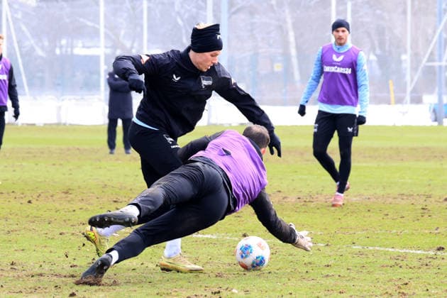 DEU, DFL, 2 FBL Hertha BSC, Training, 18 02 2026, Sportforum, Berlin, DEU, DFL, 2 FBL Hertha BSC, Training, im Bild Luca Schuler Hertha BSC Berlin 18 , Marius Gersbeck Hertha BSC Berlin 35 DFL regulations prohibit any use of Photographs as image sequences and or quasi video nordphotoxGmbHx xEngler nph00076