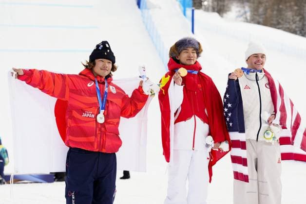 Milan Cortina Olympics: Snowboard China s Su Yiming (C) poses after winning the men s snowboard slopestyle gold at the Milan Cortina Olympics on Feb. 18, 2026, at Livigno Snow Park in Livigno, Italy, alongside silver medalist Taiga Hasegawa (L) of Japan and bronze medalist Jake Canter of the United States.  A14AA0005300323P