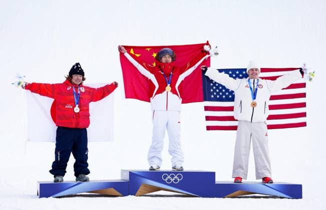 Milan Cortina Olympics: Snowboard China s Su Yiming (C) poses after winning the men s snowboard slopestyle gold at the Milan Cortina Olympics on Feb. 18, 2026, at Livigno Snow Park in Livigno, Italy, alongside silver medalist Taiga Hasegawa (L) of Japan and bronze medalist Jake Canter of the United States.  A14AA0005300341P