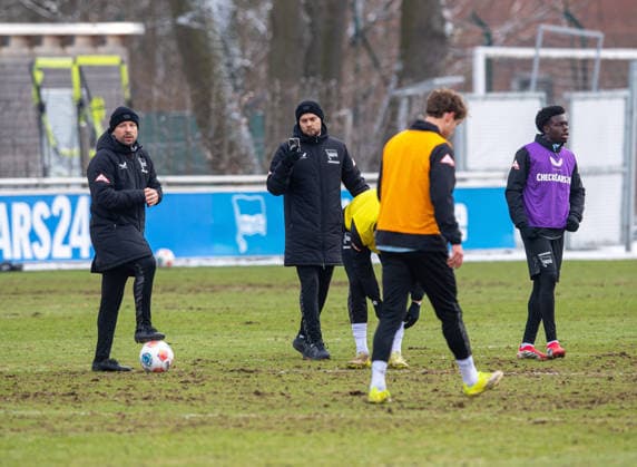 Soccer, Men, Season 2025 26, 2 Bundesliga, Hertha BSC, Training, Analyst Fynn Cedric Bach films Patrick Ebert Standard Trainer, Hertha BSC with cell phone, 18 02 2026, Copyright: xSebastianxRäppold MatthiasxKochx