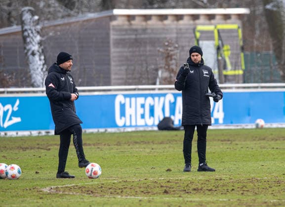 Soccer, Men, Season 2025 26, 2 Bundesliga, Hertha BSC, Training, Analyst Fynn Cedric Bach films Patrick Ebert Standard Trainer, Hertha BSC with cell phone, 18 02 2026, Copyright: xSebastianxRäppold MatthiasxKochx