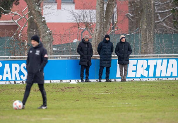 Football, Men, Season 2025 26, 2 Bundesliga, Hertha BSC, Training, f l Coach Stefan Leitl Hertha BSC , Sami Allagui Assistant Sports Director, Hertha BSC , Sports Director Benjamin Weber Hertha BSC , Managing Director Dr Peter Görlich Hertha BSC , 18 02 2026, Copyright: xSebastianxRäppold MatthiasxKochx