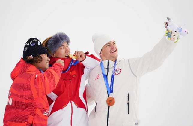Milan Cortina Olympics: Snowboard Bronze medalist Jake Canter (R) of the United States takes a selfie with gold medalist Su Yiming (C) of China and silver medalist Taiga Hasegawa of Japan during the men s snowboard slopestyle medal ceremony at the Milan Cortina Olympics on Feb. 18, 2026, at Livigno Snow Park in Livigno, Italy.  A14AA0005300373P